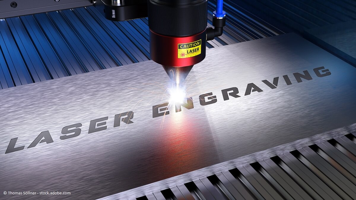 Laserschneiden, Lasergravieren. Metallverarbeitung mit Funken in einer CNC Laser Gravurmaschine. 3D Rendering