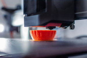 Additive Fertigungstechnik – schichtweises Aufbauen eines Bauteils